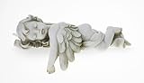 TEMPELWELT® Deko Engel Figur Liegend Schlafend 16 cm lang, Polystein Antik Weiß Altweiß, Kantensitzer Engelfigur Schutzengel Engelkind Dekoengel Engelchen