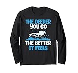 Je tiefer du gehst, desto besser fühlt es sich an. Lustiger Taucher Langarmshirt