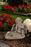 Schneemann-Versand Trauerfigur Engel auf Spruchstein – Wir Denken an Dich | Steingrau | 16 x 17 cm | Polyresin