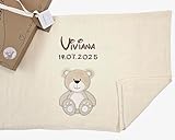 KIDDI-MEDIA Hochwertige Babydecke mit Namen und Geburtsdatum aus 100% Baumwolle/in representativer Geschenkbox/zur Taufe, Geburt, Babyparty, auch als Überwurfdecke (Beige Bär)