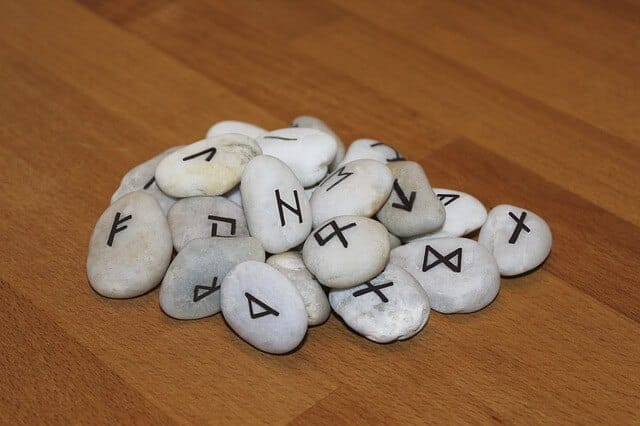 Runen aus Steinen.