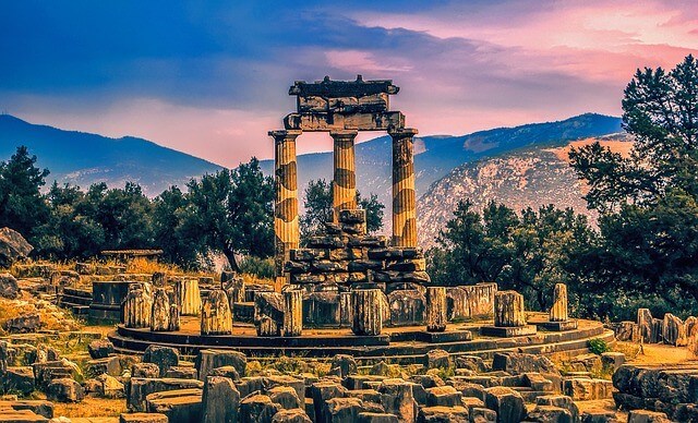 Das Orakel von Delphi. Foto im Sonnenuntergang.