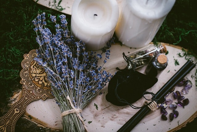 Binderunen mit Kerze und Lavendel.