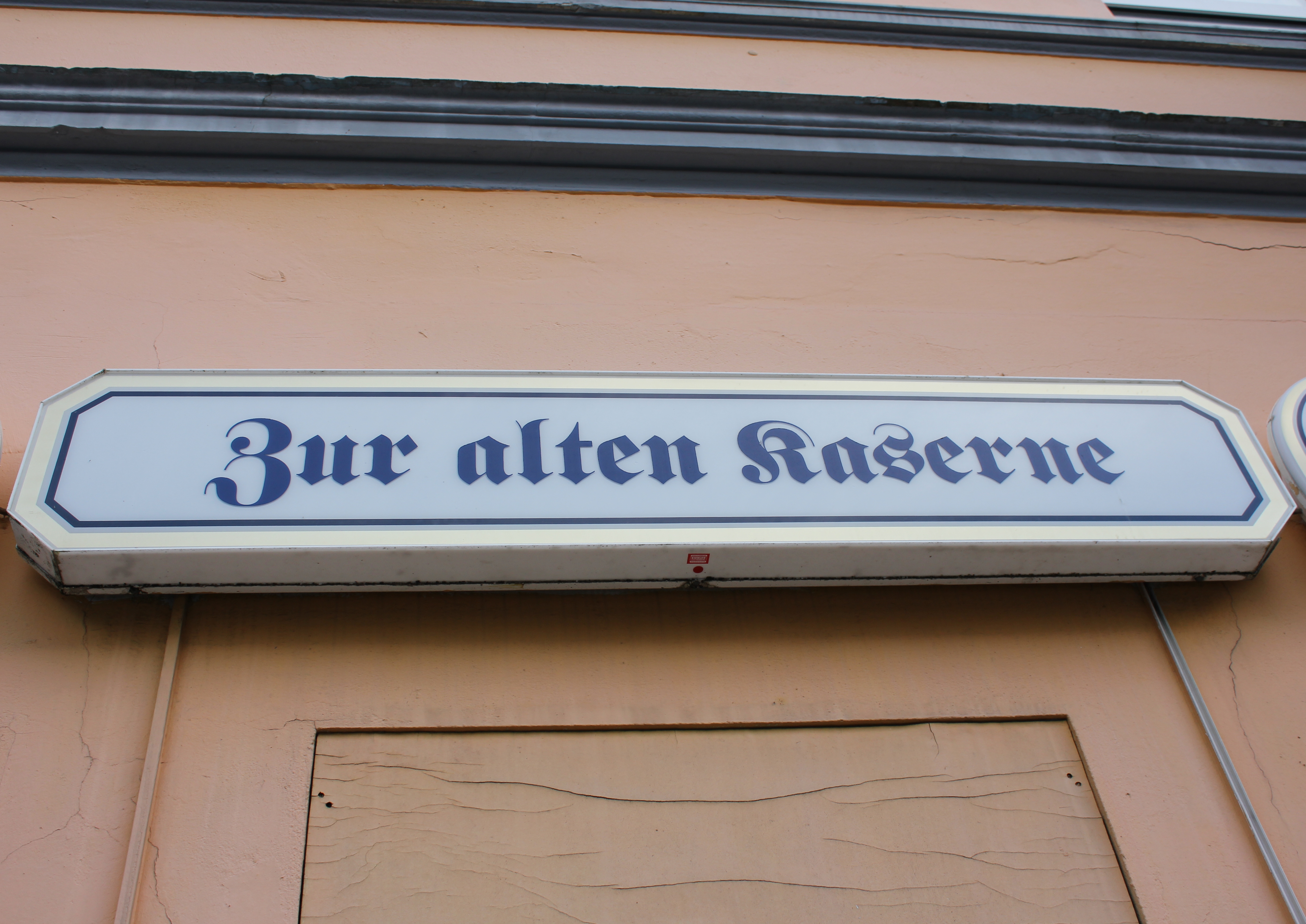 Schild der Gastst 25C3 25A4tte Zur alten Kaserne 252C welche sich gegen 25C3 25BCber dem Gel 25C3 25A4nde der Duburg Kaserne befindet