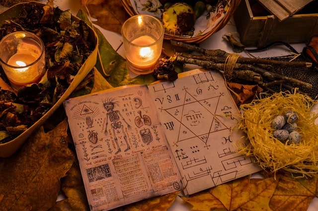 Entdecke die faszinierende Welt des Tarots! Erfahre mehr über die Geschichte, Bedeutung und Deutung der Tarotkarten und ihrer Symbolik.