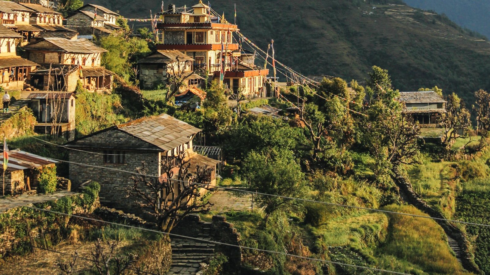 Tibetisches Silber: Entdecke den Zauber des Himalayas mit unseren handgefertigten Schmuckstücken!